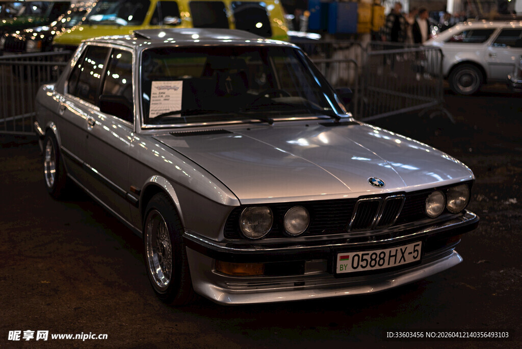 经典银色老款宝马汽车