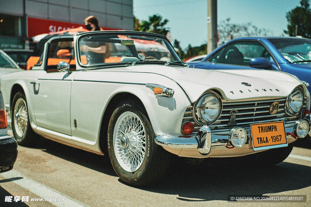 复古敞篷白色经典汽车