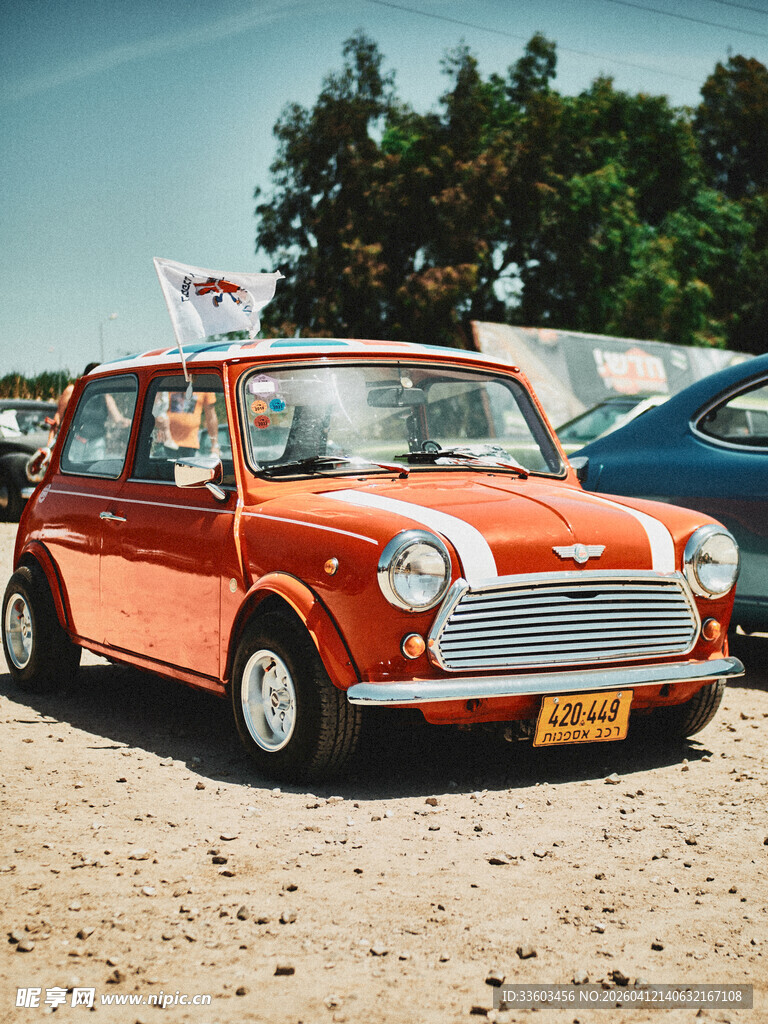 复古橙色Mini汽车停驻场景