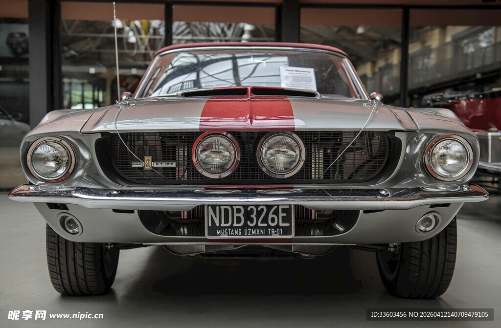 经典复古汽车前脸特写