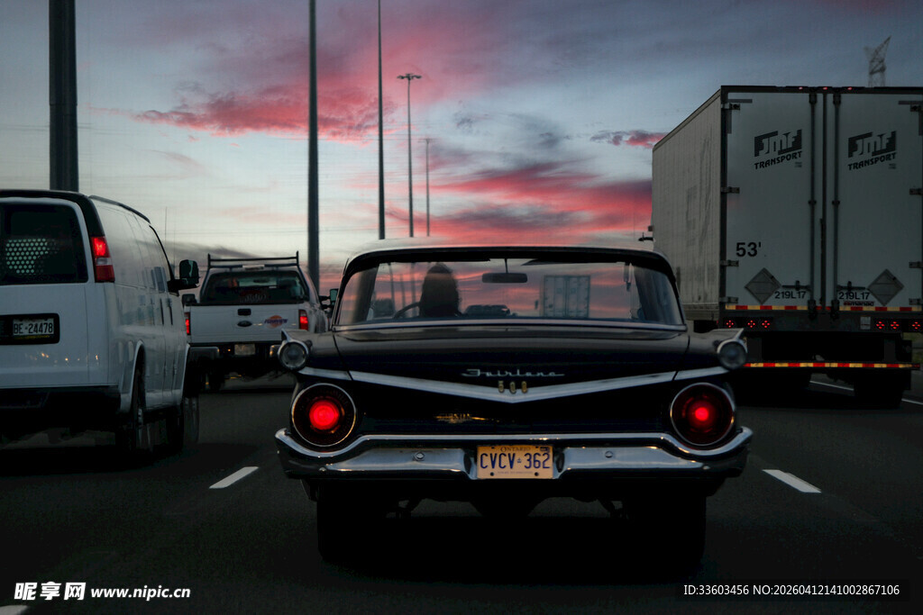 黄昏下复古轿车的独特魅力