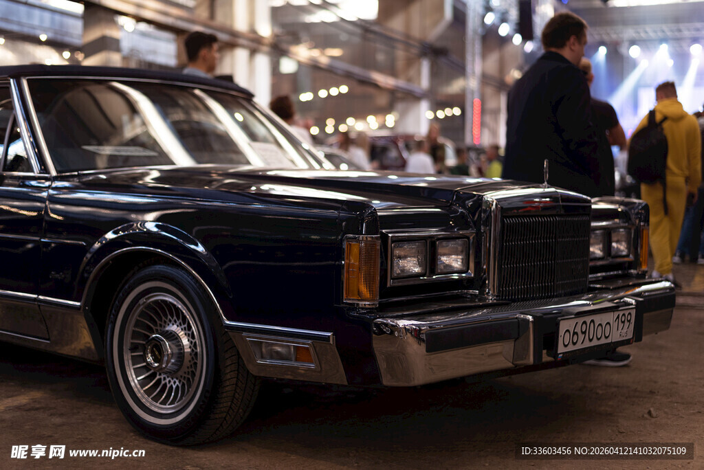 复古黑色轿车亮相展会
