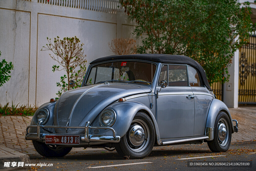 复古银色甲壳虫汽车