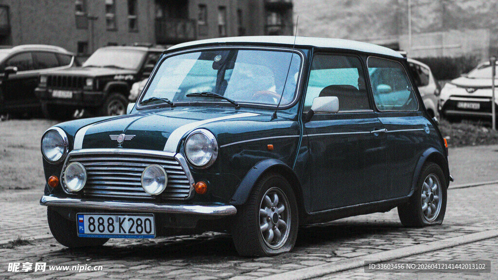 复古迷你汽车停于街道