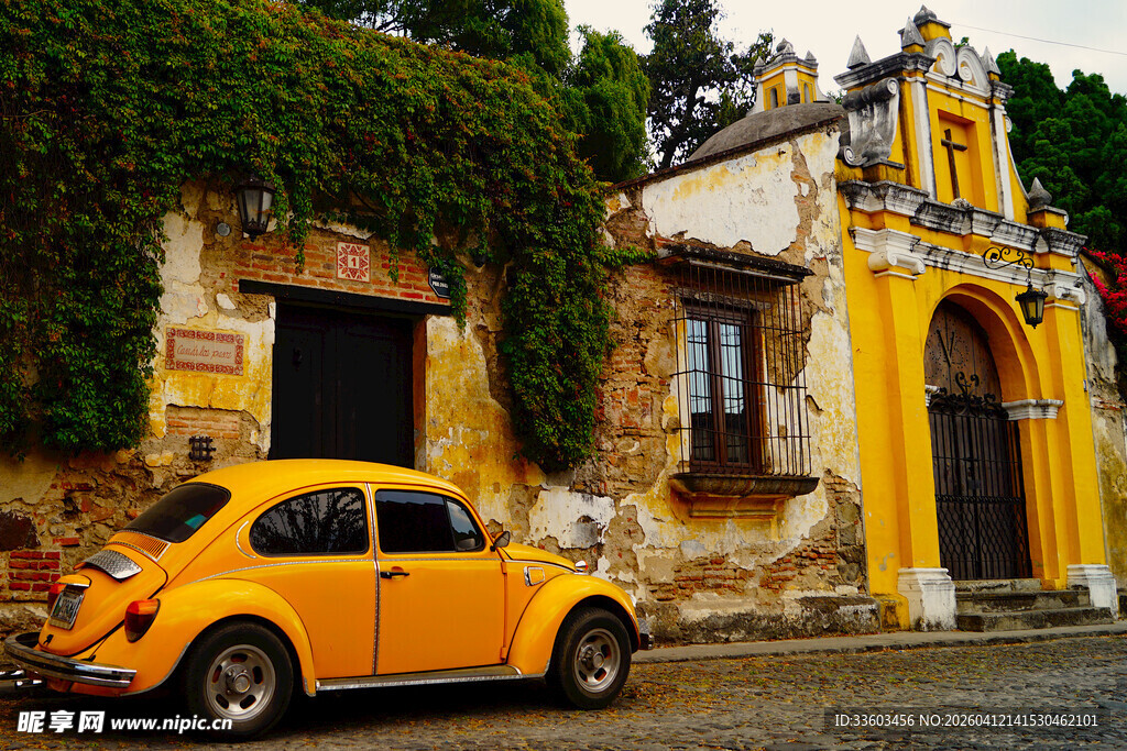 复古黄车旁的欧式古老建筑