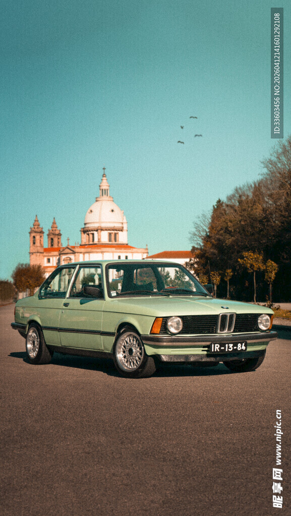 复古轿车与异域建筑景观