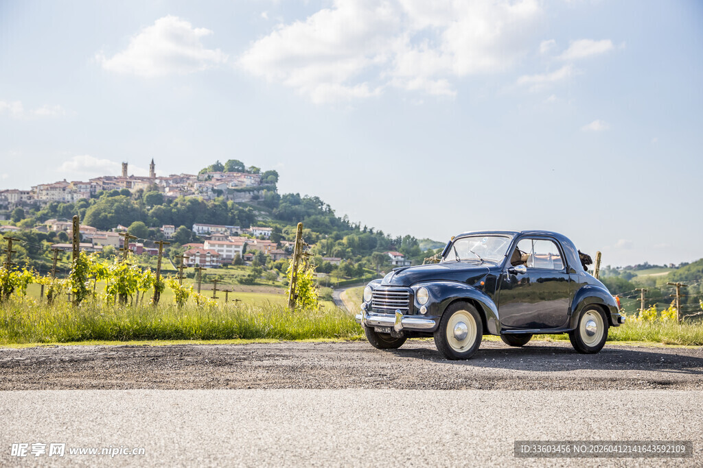 公路边的蓝色复古小汽车