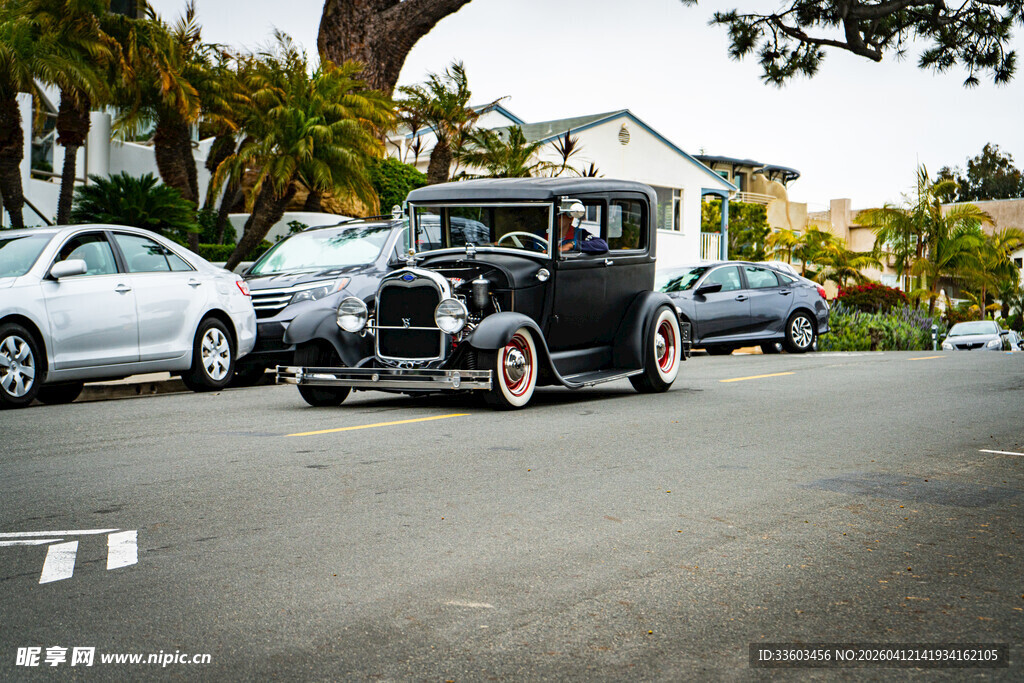 复古汽车停于现代车辆旁