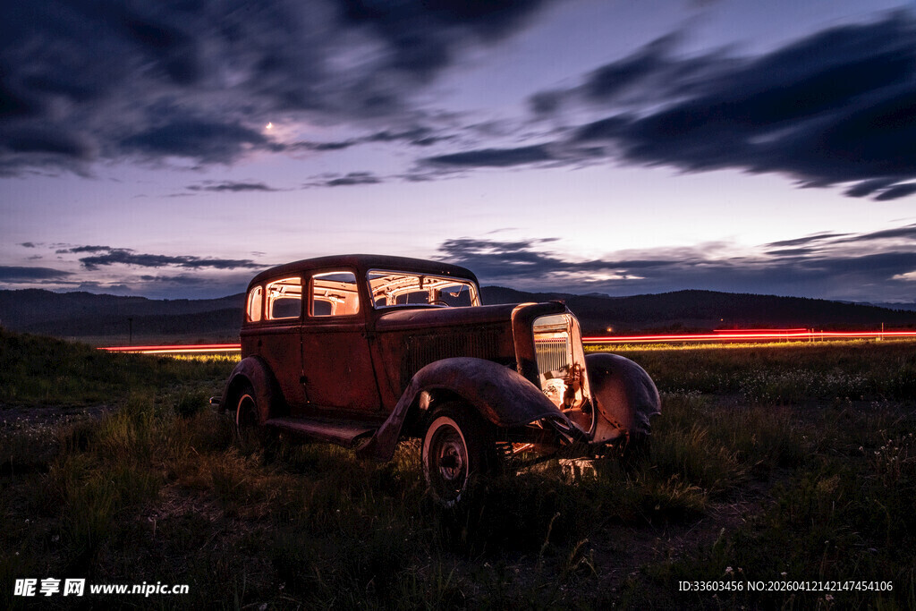 荒野中的复古旧汽车