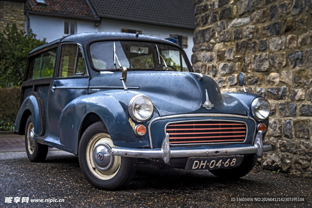 复古蓝色迷你汽车靠墙停