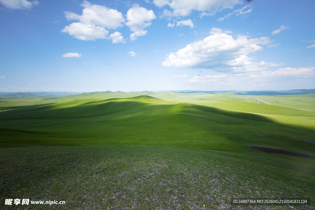 广袤草原上的蓝天白云