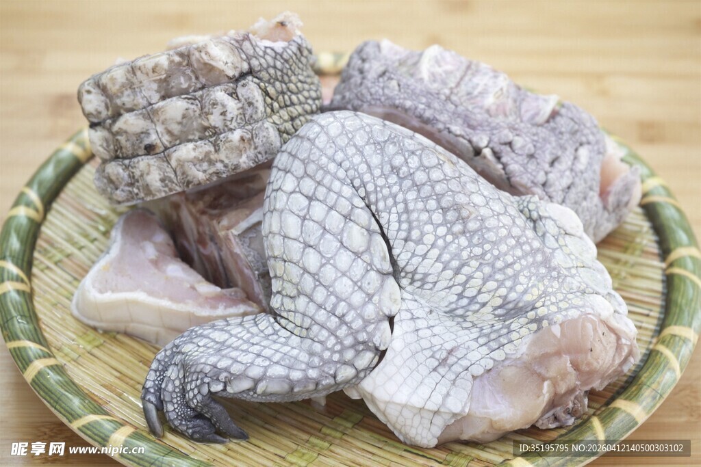 竹篮中的新鲜鳄鱼肉
