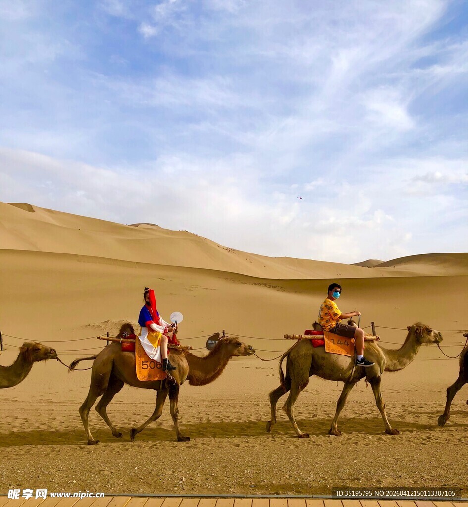 沙漠中骑行的驼队
