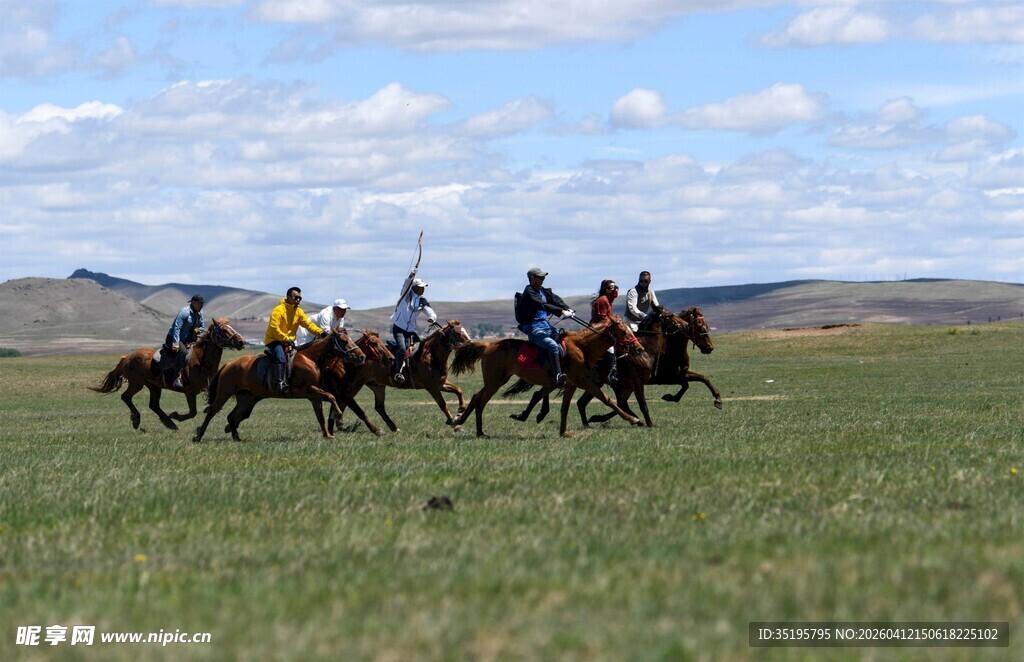 草原上策马奔腾的骑手