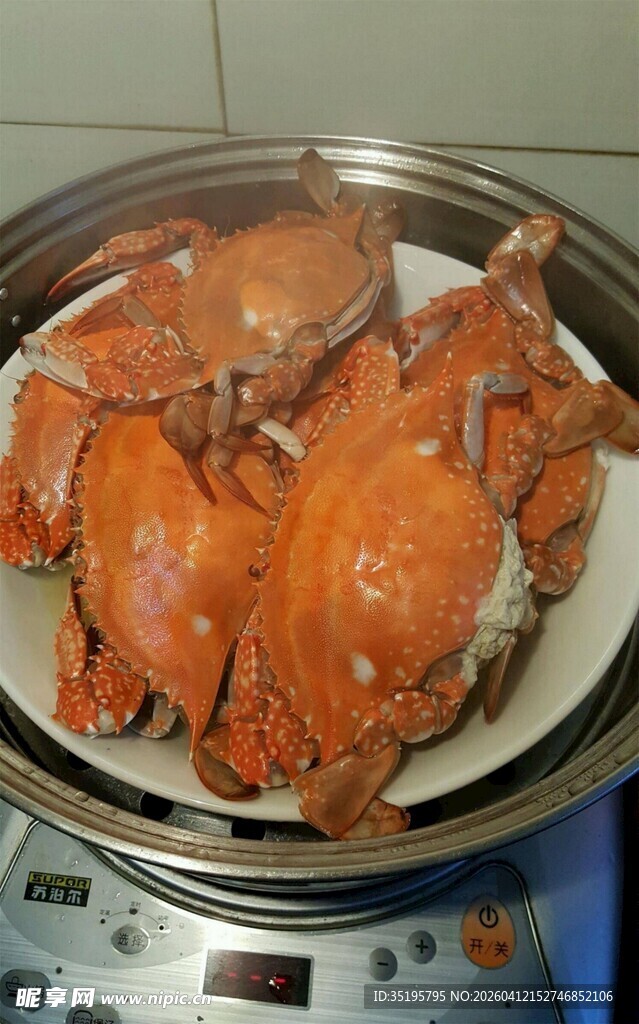 锅中蒸熟的美味大螃蟹