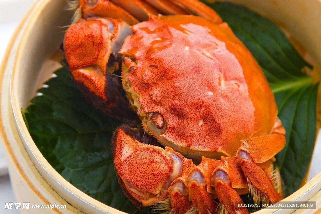 竹制容器中的鲜美大螃蟹