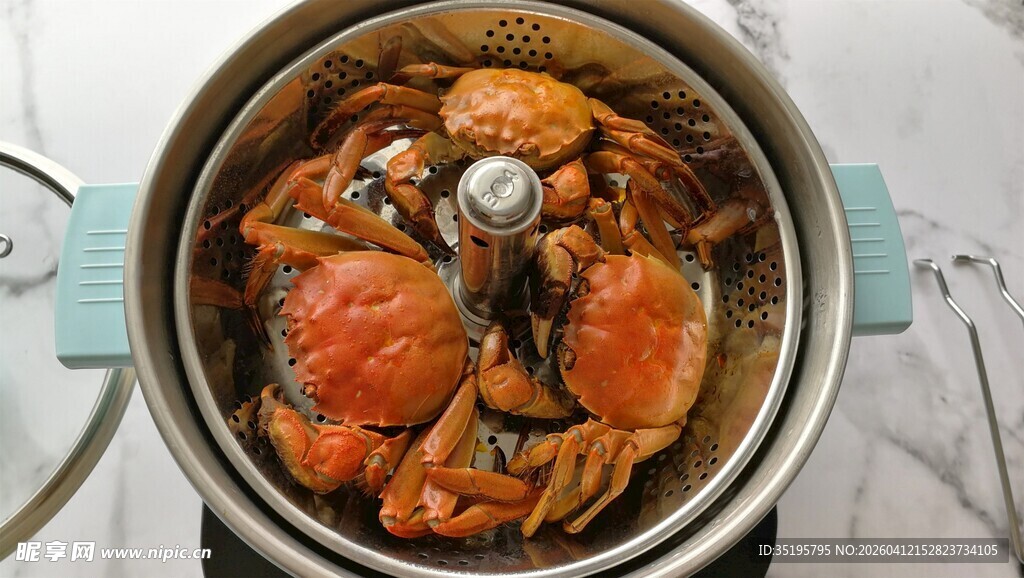 锅中蒸煮的鲜美大螃蟹