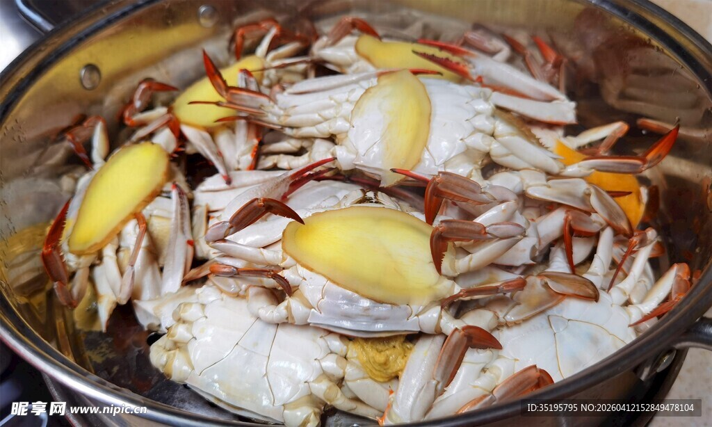 锅中美味海鲜与蔬菜炖煮