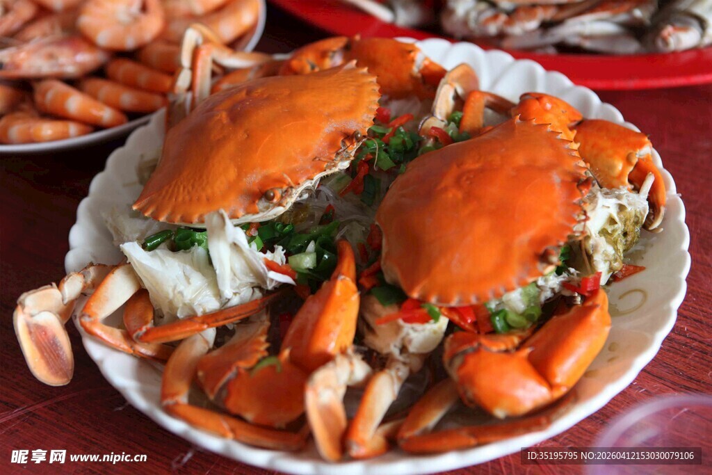 美味大闸蟹摆放在盘中