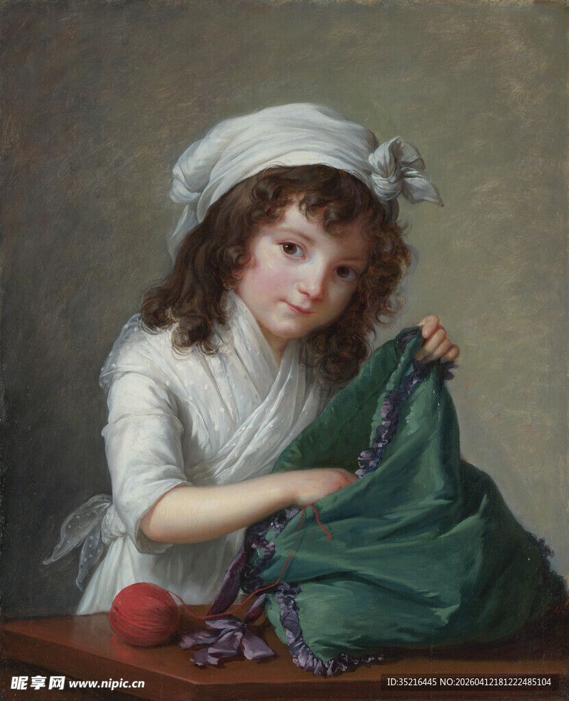 小女孩专注摆弄绿色布袋