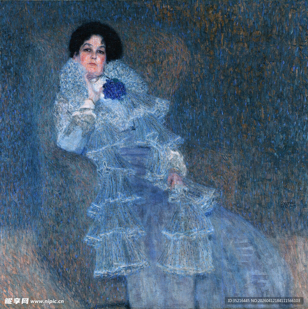 身着蓝纱的优雅女子