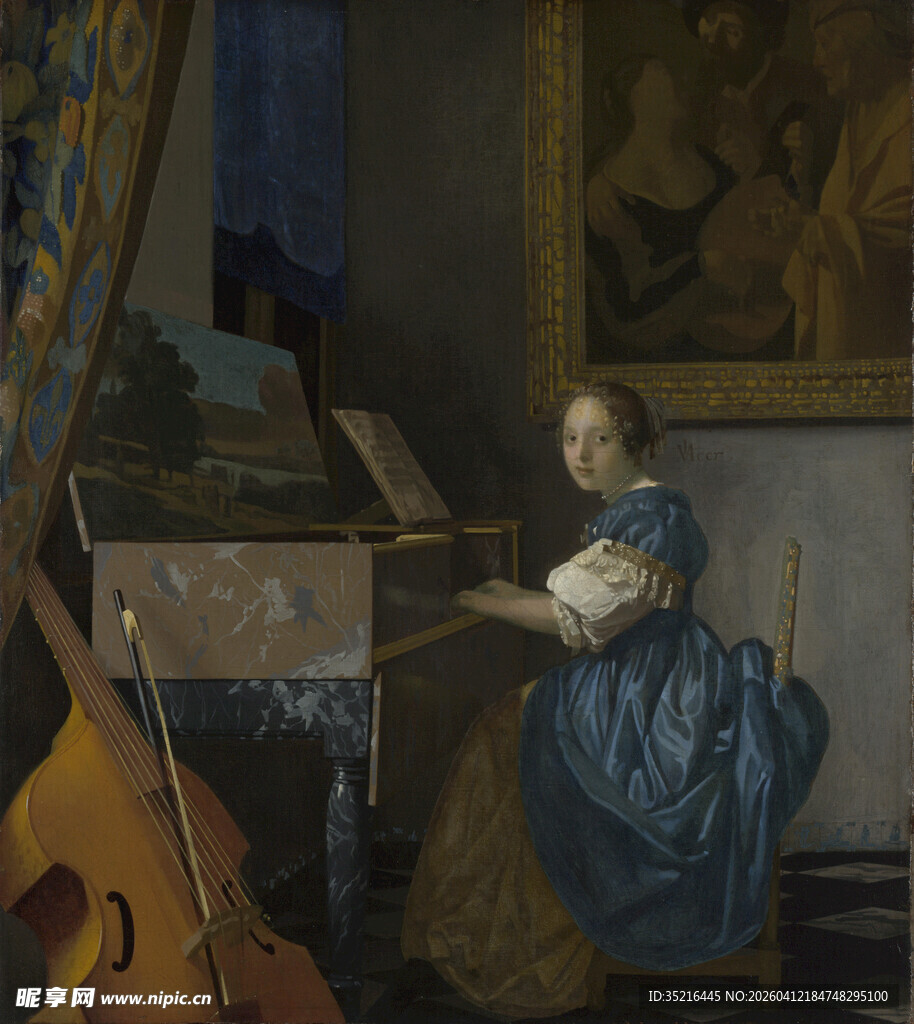 女子专注弹奏古钢琴画面