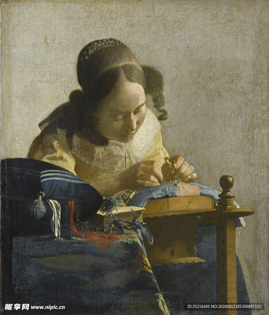 女子专注刺绣场景