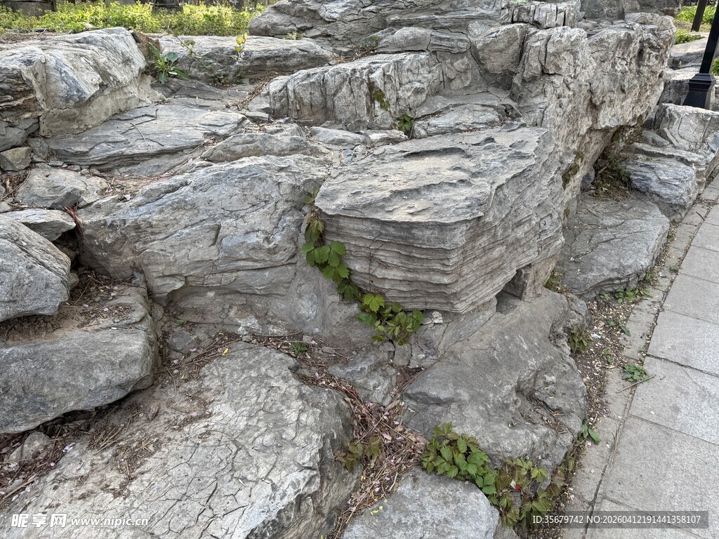 古老石砌遗迹景观