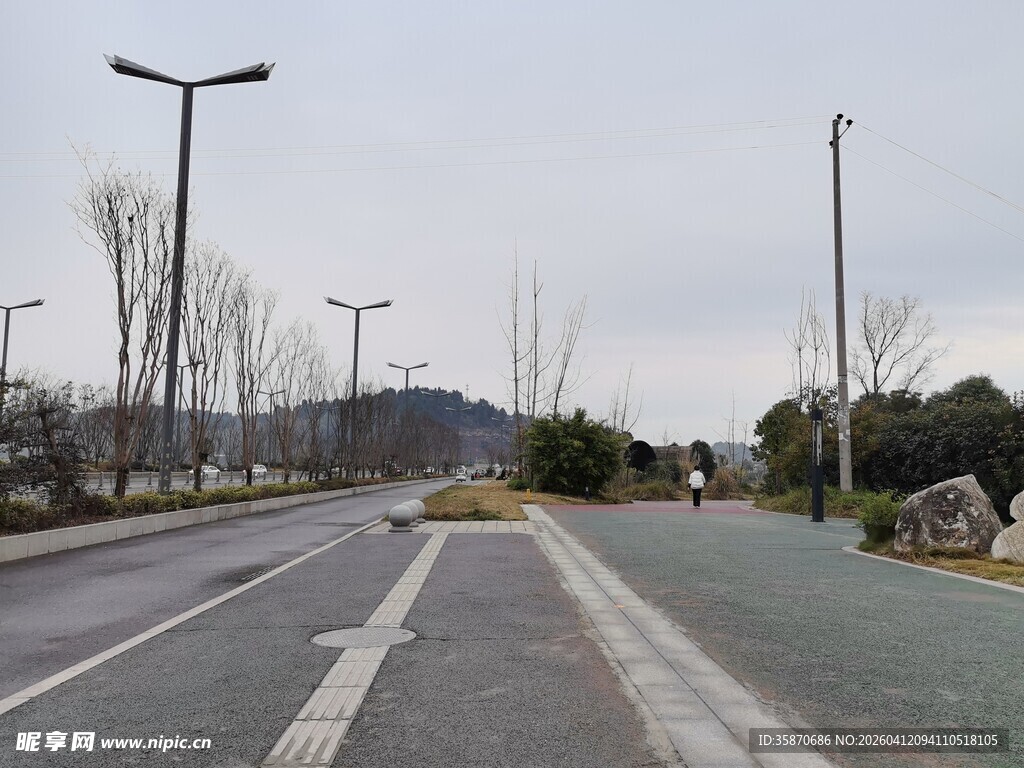 空旷道路与路灯景观