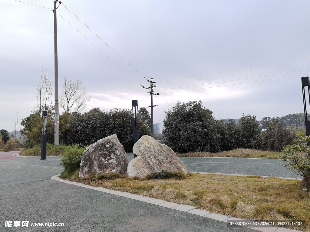 路边巨石景观