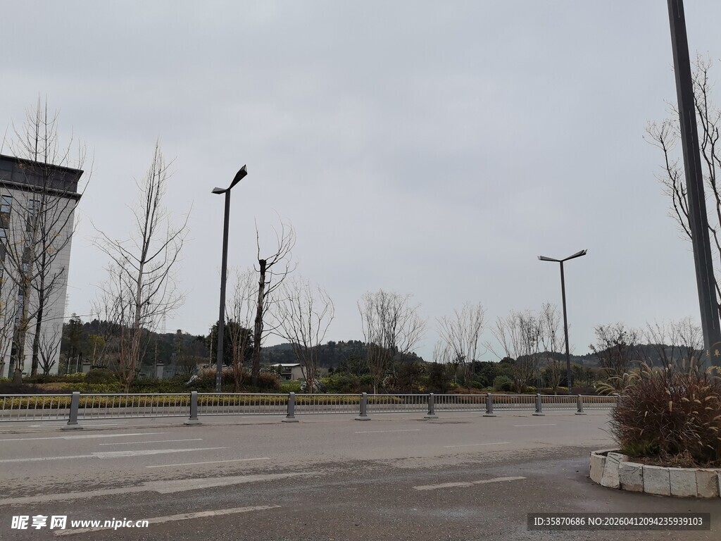 空旷停车场宁静户外场景