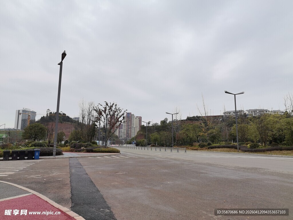 空旷户外道路及周边场景