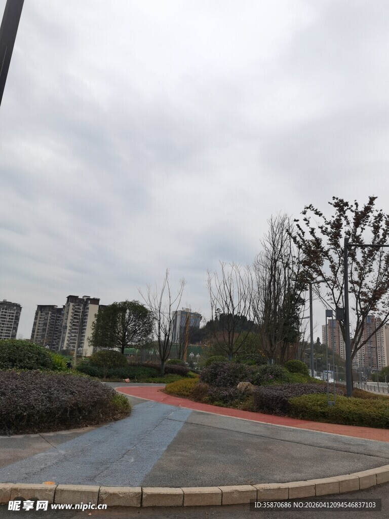 城市公园中的多彩步道