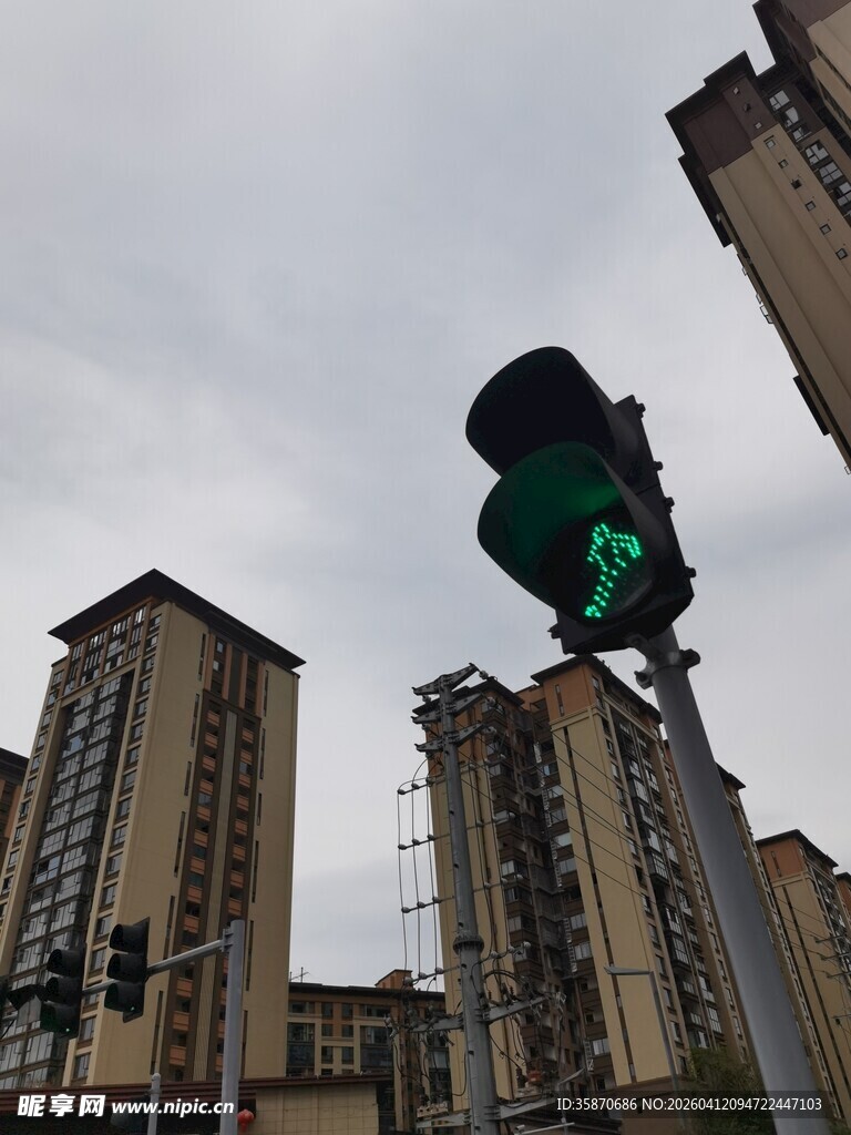 城市中亮起的绿色交通信号灯