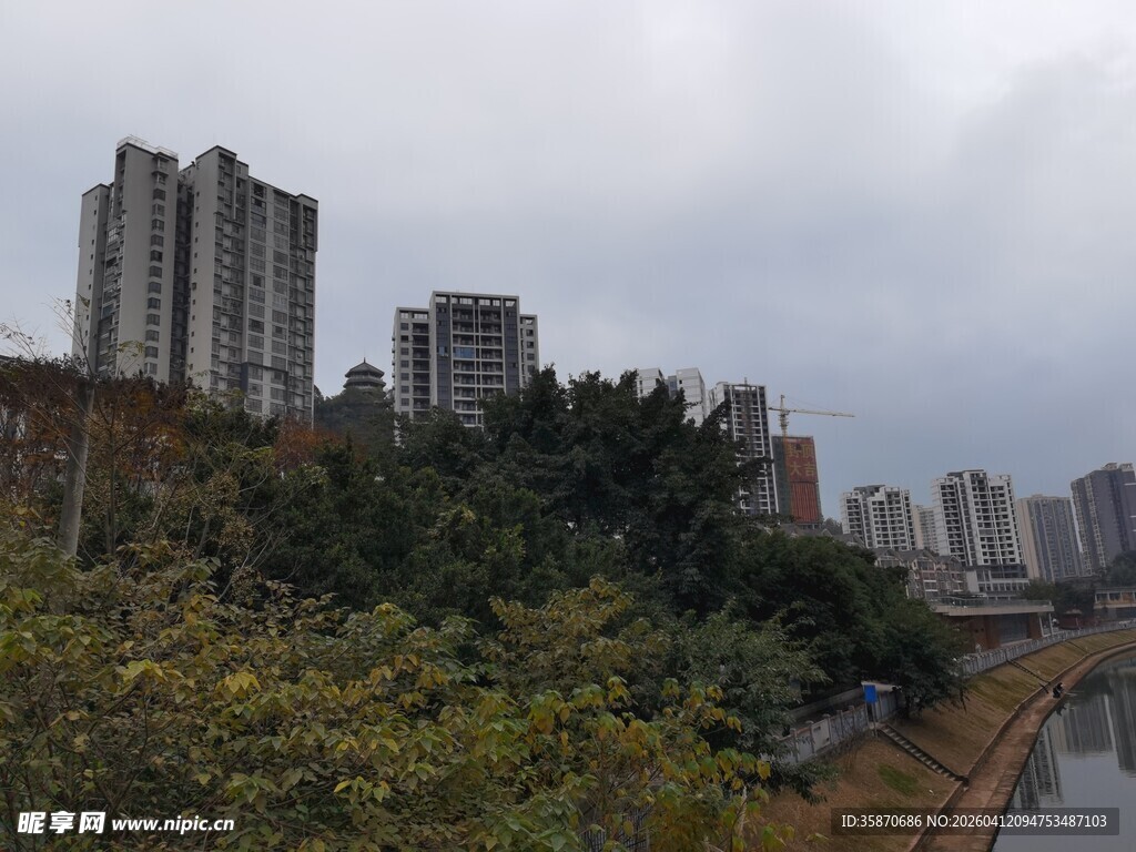 城市河畔高楼与绿植景观