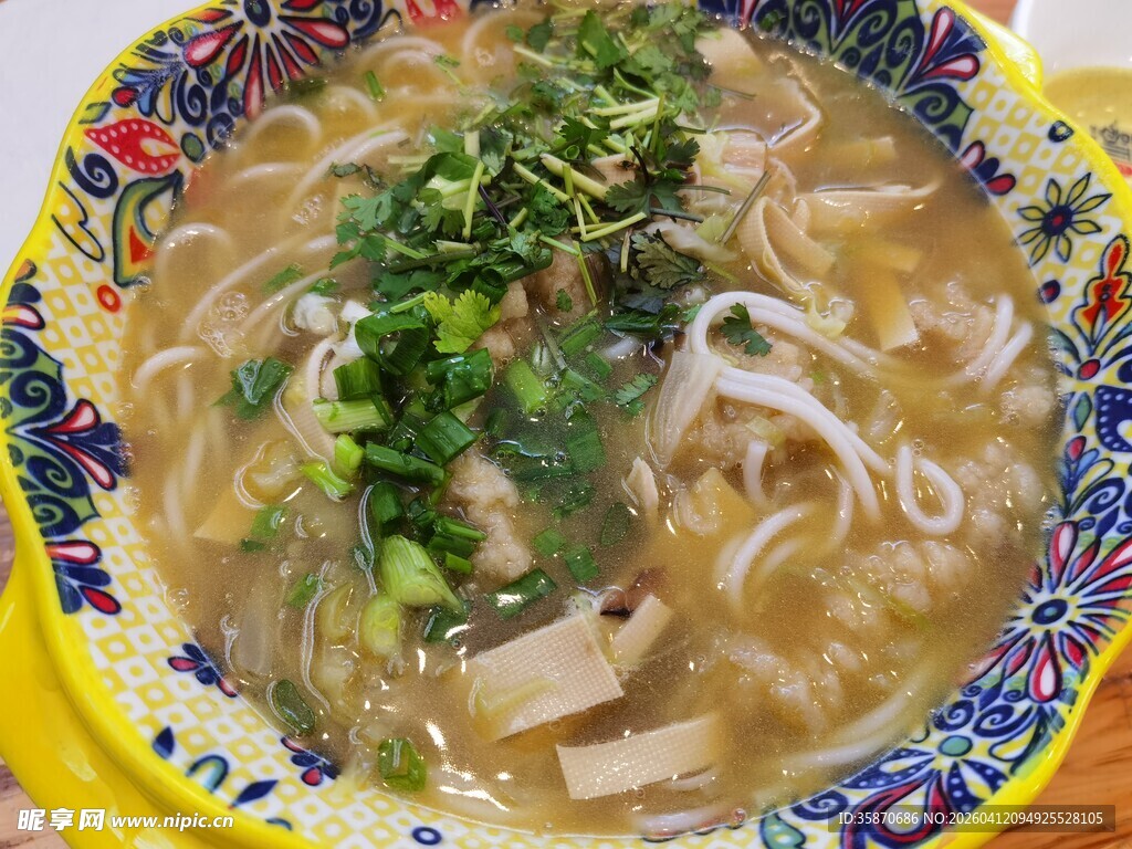 美味鲜香的特色鸡肉米线