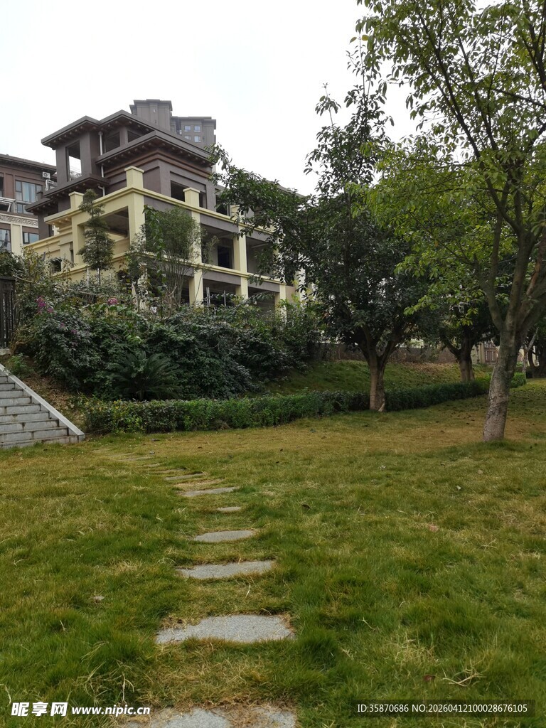 庭院小径旁的雅致建筑