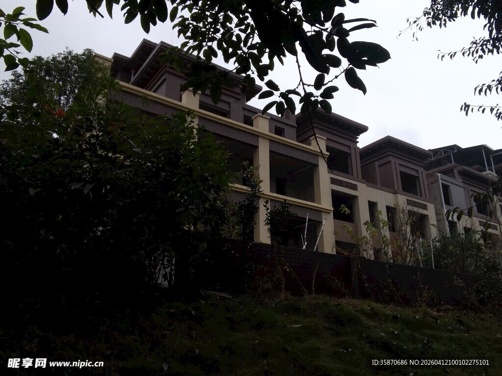 优雅别墅隐于绿植间