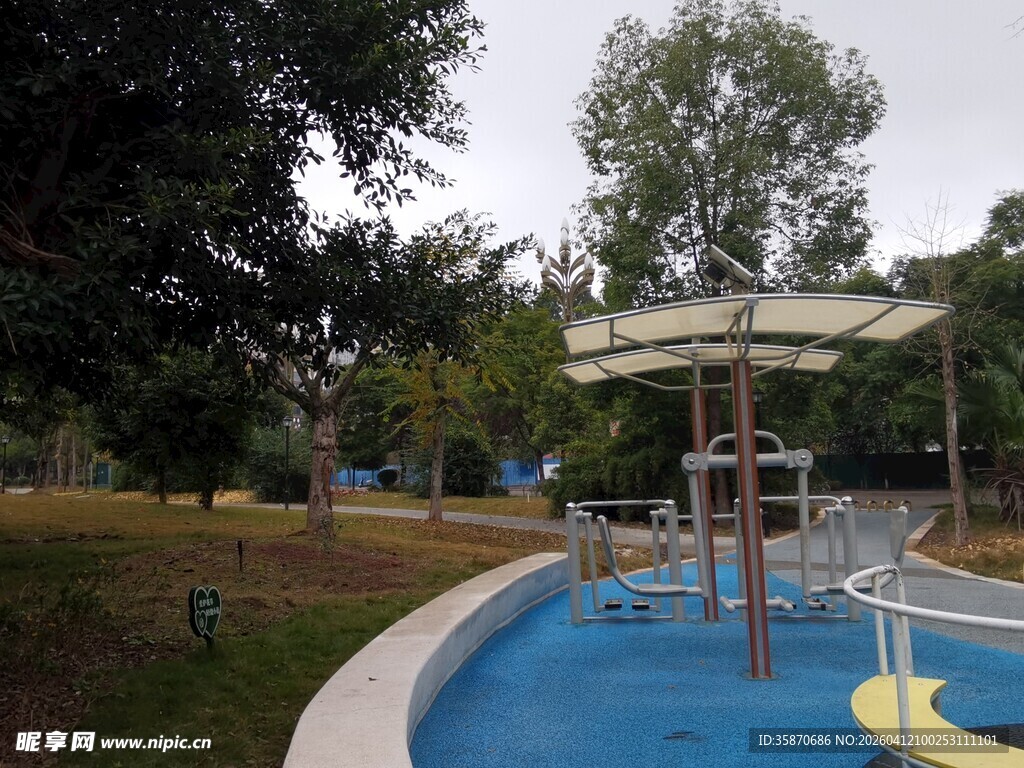 户外儿童游乐区休闲场景