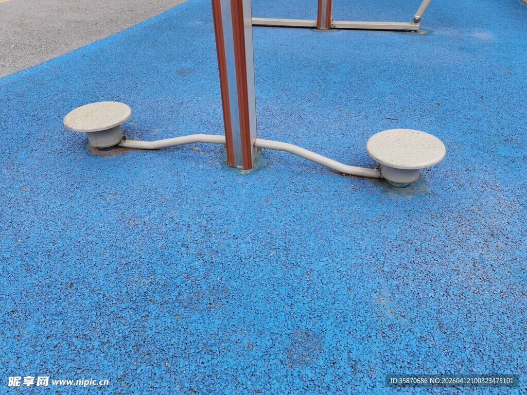 户外蓝色地面健身器材