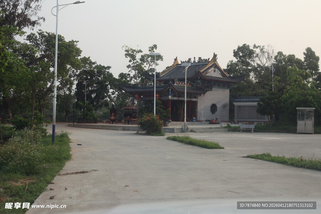 湛江乡村小路旁的静谧住宅