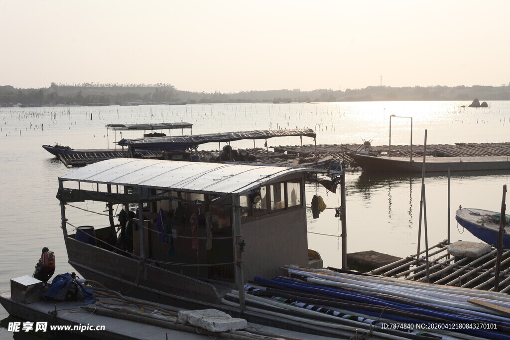 湛江河畔码头船只静泊景象