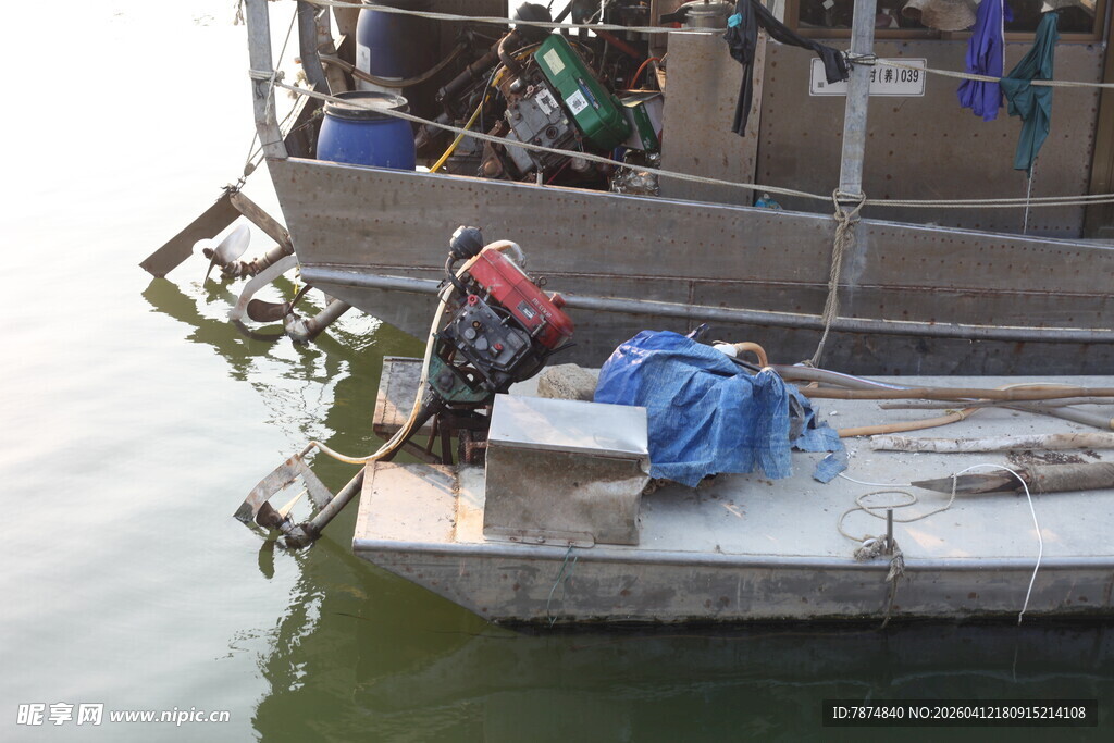 湛江渔民在船上作业场景