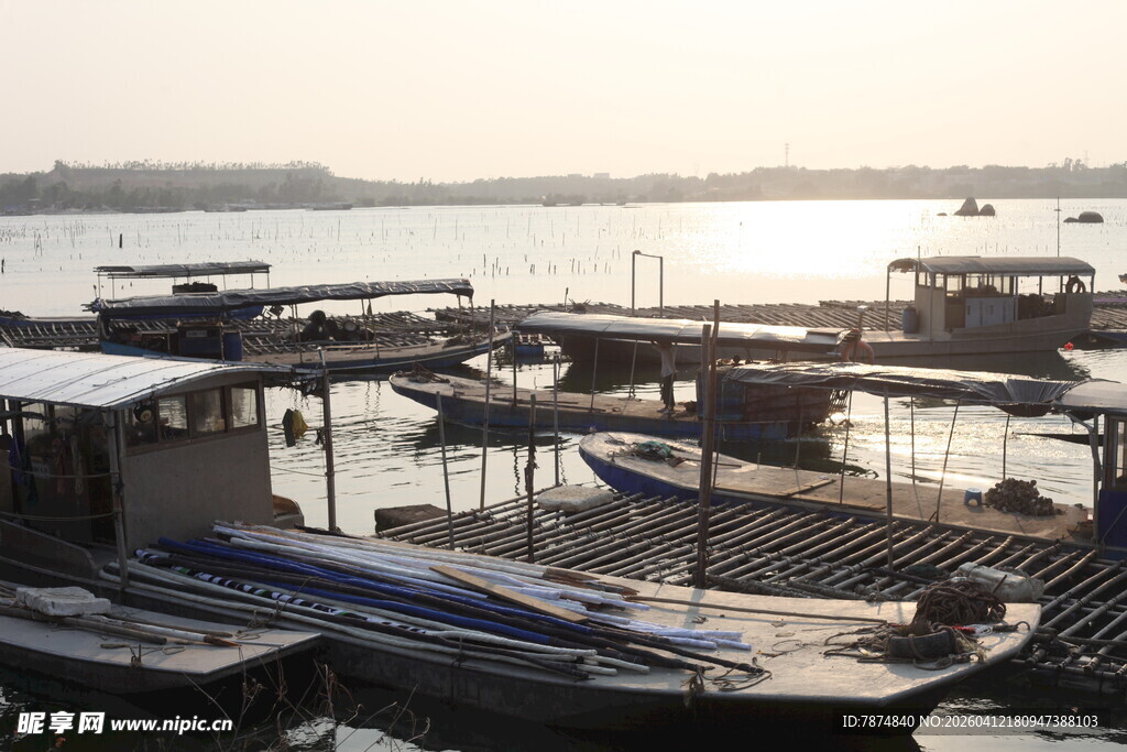 湛江夕阳下的宁静码头