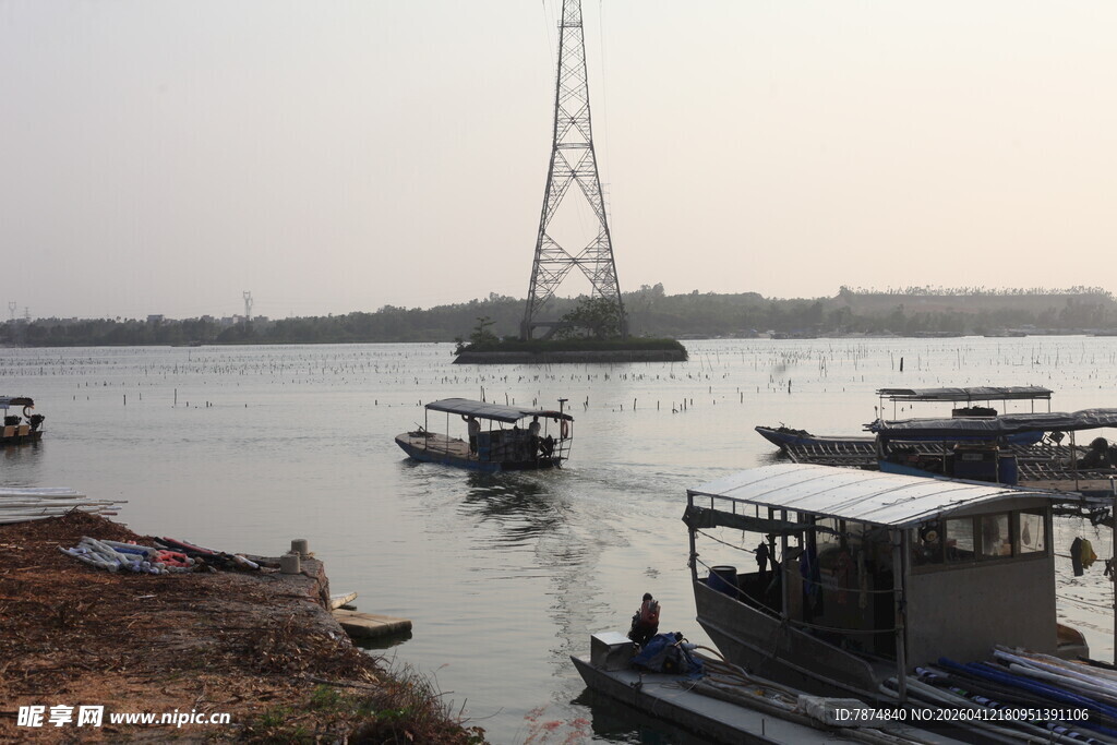 湛江江边停泊船只与高耸塔架