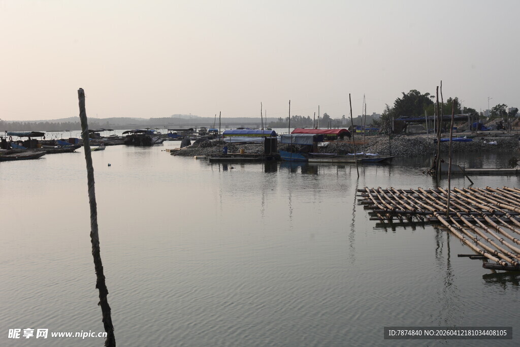 湛江宁静水乡的水上养殖场景