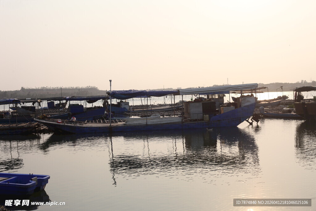 湛江夕阳下停泊的宁静渔船