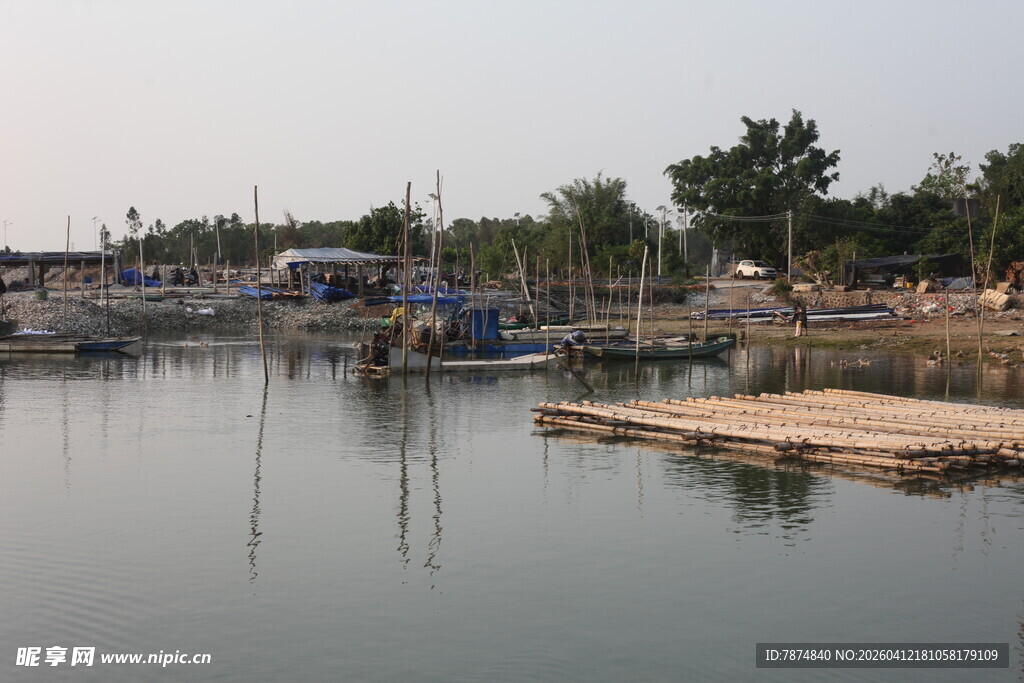 湛江宁静港湾中的停泊船只