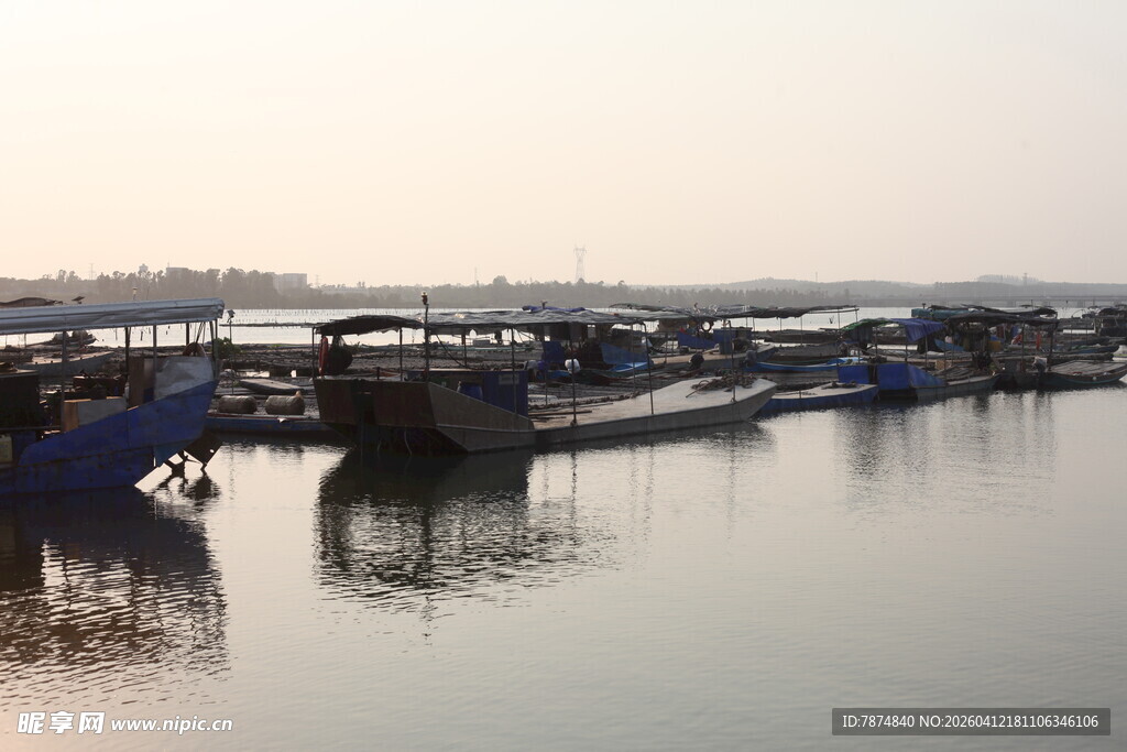 湛江河畔停泊船只的静谧景象
