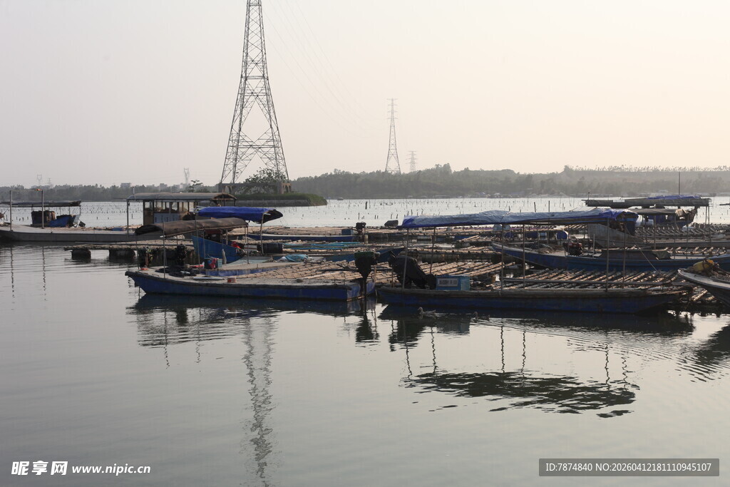 湛江宁静港湾中的停泊船只